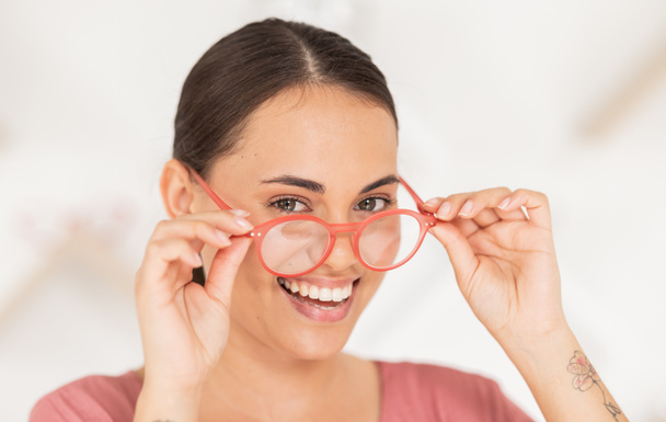 Žena, brýle a portrét nakupování brýlí v oftalmologickém obchodě pro zdraví a wellness. Péče, maloobchod a mladé ženy nákup a zkoušení brýlí a brýlí, zatímco v obchodě s optikou. - Fotografie, Obrázek