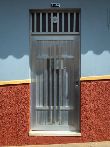 Srebrne drzwi w czerwonym i niebieskim tle, Charakterystyka miasta Jerico, Antioquia, Kolumbia - Zdjęcie, obraz