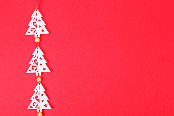 Guirnalda de Navidad sobre un fondo rojo de cerca - Foto, Imagen