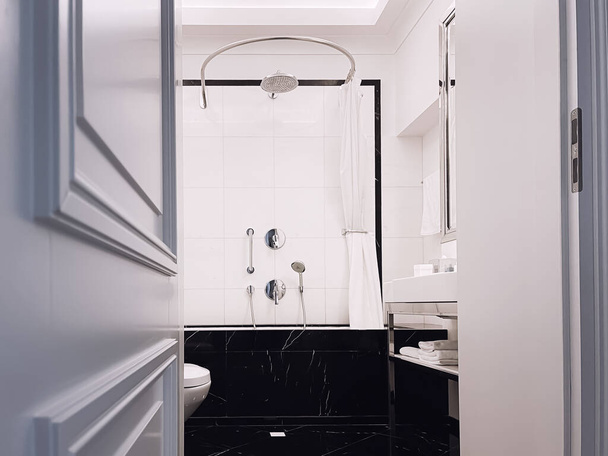 Diseño de interiores y materiales de decoración, baño de mármol negro de lujo en habitación de hotel de cinco estrellas, detalles - Foto, imagen