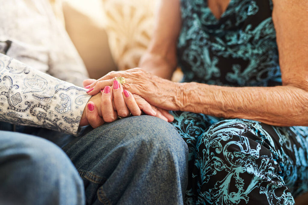 Společníci na věky. starší pár sedící vedle sebe a držící se za ruce - Fotografie, Obrázek