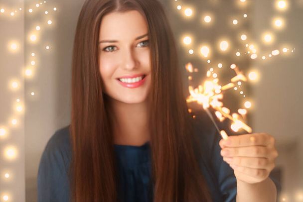 Magie des fêtes, Noël et Nouvel An, femme heureuse avec des étincelles, portrait - Photo, image
