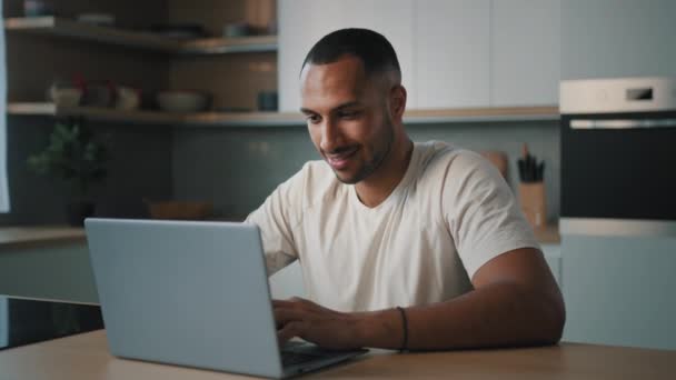 笑顔アフリカ千年男男アメリカの男性ユーザーフリーランスホームキッチンで終了遠くの仕事でノートパソコンに満足してコンピュータアプリオンラインウェブサイトネットワーキングショッピングカメラ笑顔を見て - 映像、動画