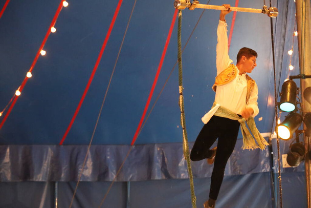 8-10-2022: Redwood city, California: Zoppe circus in Redwood city California, man on trapeze - Foto, imagen