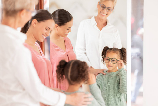 Γυαλιά, οικογένεια και παιδιά με μητέρα και κόρη στον οφθαλμίατρο για επιλογή φακών. Οπτομετρία, γυαλιά ή παιδιά με γυναίκα και παιδί πελάτη που αγοράζουν γυαλιά για όραση. - Φωτογραφία, εικόνα