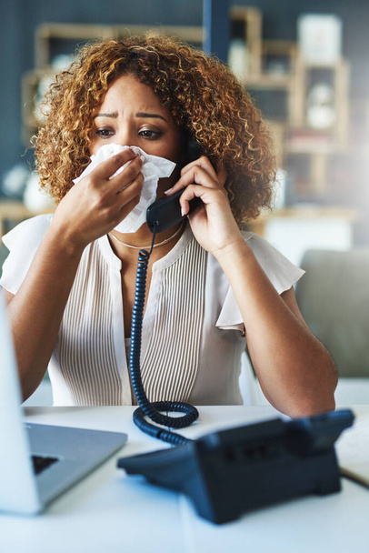Hola, ¿puedes ayudarme? una mujer de negocios frustrada sonándose la nariz y contestando el teléfono mientras estaba sentada en la oficina - Foto, Imagen