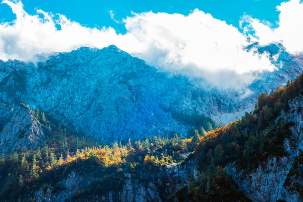 Vista de picos de montanha no vale Logar ou Logarska dolina, Alpes da Eslovênia. - Foto, Imagem