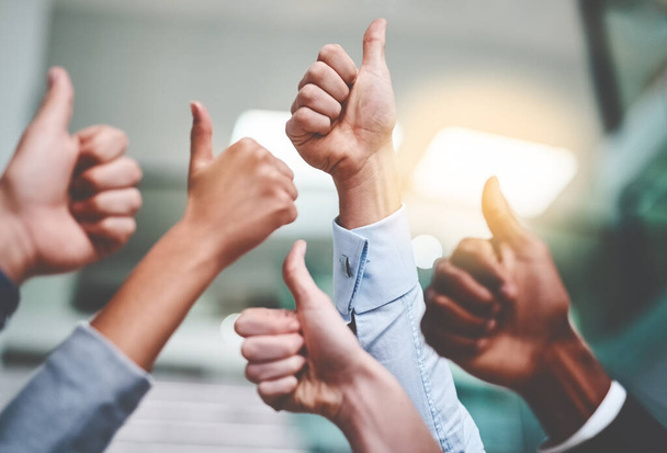 Mantenha o trabalho incrível. um grupo de empresários irreconhecíveis mostrando polegares em um escritório - Foto, Imagem