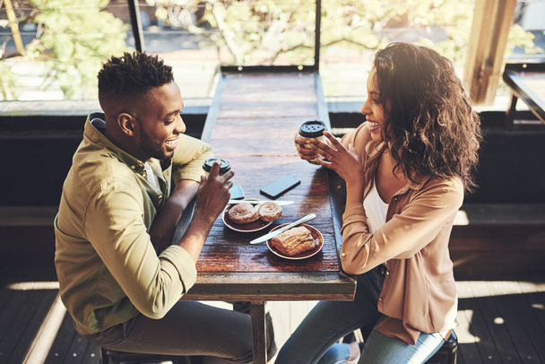 セッションを知るのに最適な場所です。コーヒーショップでペストリーを食べている若いカップルは - 写真・画像
