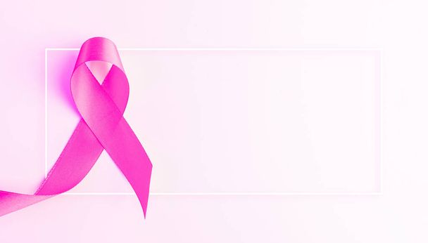 Ευαισθητοποίηση. Σύμβολο υγείας ροζ κορδέλα σε λευκό φόντο. Θηλυκή υποστήριξη. Παγκόσμια ημέρα καρκίνου - Φωτογραφία, εικόνα