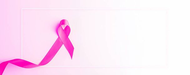 Den rakoviny. Zdravotní péče symbol růžová stuha na bílém pozadí. Koncept podpory rakoviny prsu žena s kopírovacím prostorem - Fotografie, Obrázek