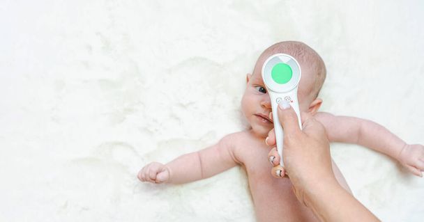 Termometre bebek ateşi çocuğu. Doktor, elektronik termometreden soğuk algınlığı bebek sıcaklığını ölçün. Ateşli bebek, çocuk sağlığı, hasta çocuk geçmişi - Fotoğraf, Görsel