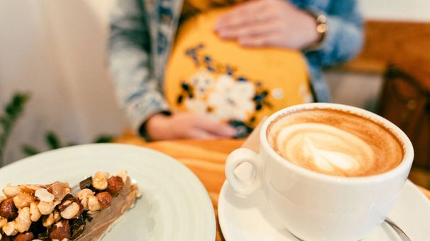 Женщина кофе кофе беременность пить. Утро жизни с счастливой беременной девушкой пить кофе эспрессо. Концепция рекламы кофе - Фото, изображение