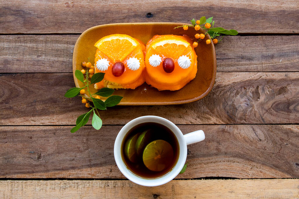 citrónový čaj s pomerančovým dortem zákusek uspořádání občerstvení byt ležel styl na pozadí dřevěné - Fotografie, Obrázek