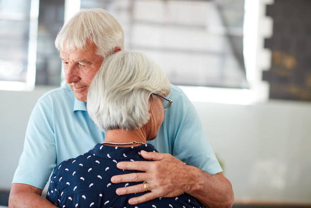 La vida es mejor con un hombro sobre el que llorar. un hombre mayor abrazando a su esposa - Foto, Imagen