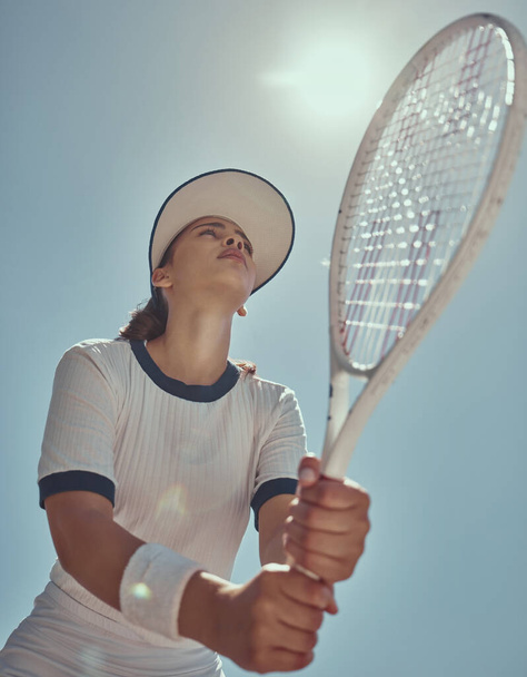 プロのテニス選手、フィットネスや女性アスリートは、青い空のレンズフレアでテニスラケットでスポーツ、試合やゲームをプレイ。競争に勝つためのトレーニングに焦点を当てたテニスの女の子の下. - 写真・画像