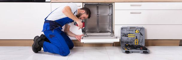 Dishwasher Repair. Washer Appliance Install In Kitchen - Foto, Imagen