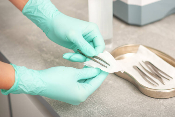 Hand disinfects tweezers with cleaning systems for medical instruments. Ultrasonic cleaner - Foto, immagini