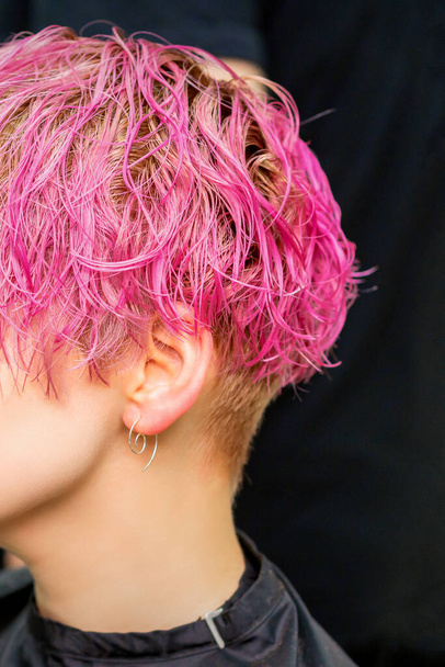 piękny młody kaukaski kobieta otrzymywać nowy krótki różowy fryzura w fryzjer salon - Zdjęcie, obraz