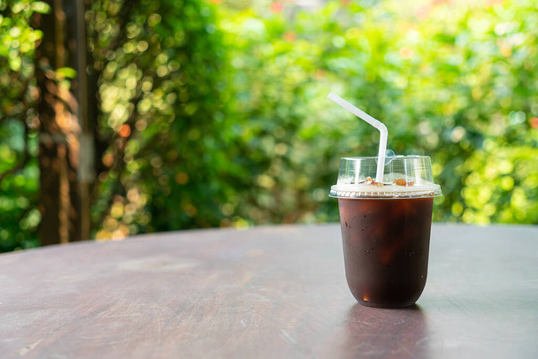 iced black coffee or americano coffee in takeaway glass - Foto, afbeelding