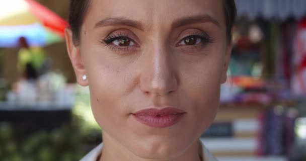 Zelfverzekerd close-up portret van succesvolle Spaanse vrouw, zakenvrouw, ondernemer die vol vertrouwen naar de camera kijkt - Video