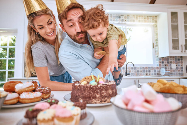Rodzina, urodziny i świętowanie dziecka z partii i tort w domu podczas zabawy. Matka, ojciec i mały chłopiec świętują urodziny, deser i słodycze dla miłości i opieki. - Zdjęcie, obraz