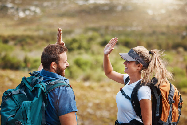 プエルトリコでのモチベーション、目標とサポートと自然での高い5 、成功とカップルハイキング。チームワーク、お祝い、男性と女性休日のための山の中での旅行の冒険に興奮. - 写真・画像