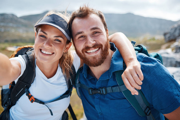 Natura, coppia e trekking selfie ritratto con sorriso per divertimento, avventura e stile di vita di salute in Messico. Montagna, trekking e persone all'aperto incontri godere di felice fotografia zaino insieme - Foto, immagini