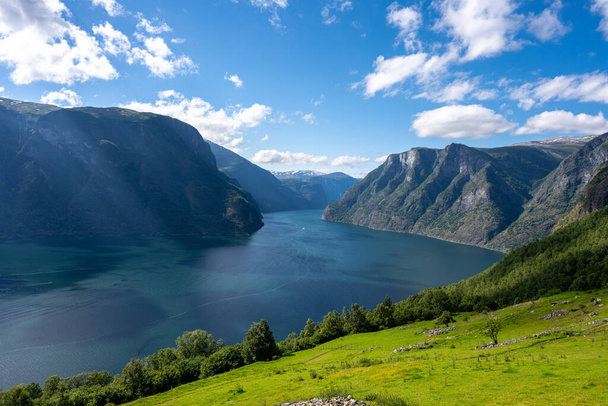 Vista al famoso fiordo de Aurlandsfjord en Noruega, Patrimonio de la Humanidad por la UNESCO - Foto, Imagen