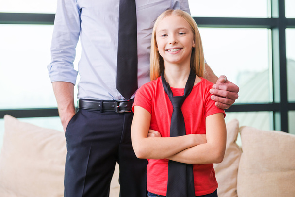Mädchen mit Krawatte steht neben Vater - Foto, Bild