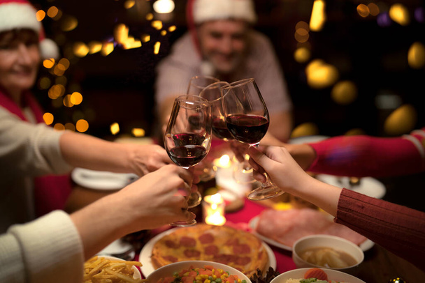Noel 'de kızarmış hindi ve yemek masası ve evde Amerikan ailesinin yeni yıl partisi, aile ferdi evde Türk usulü ızgara yemeğinin keyfini çıkarın. - Fotoğraf, Görsel