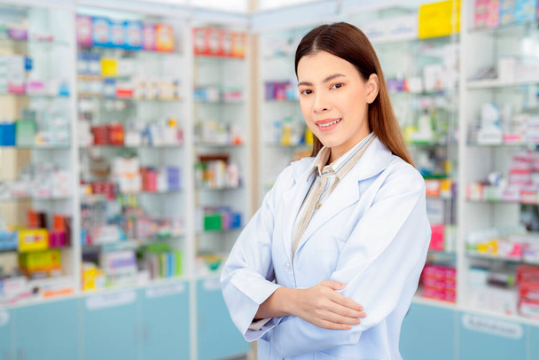 Asiatische Apothekerin Frau in Apotheke Geschäft ihres Geschäfts zum Verkauf einer Droge und Apotheke - Foto, Bild