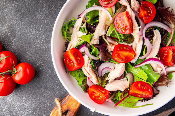 csirke mell saláta paradicsom, zöld saláta, hagyma egészséges étel snack az asztalon másolás tér élelmiszer háttér  - Fotó, kép