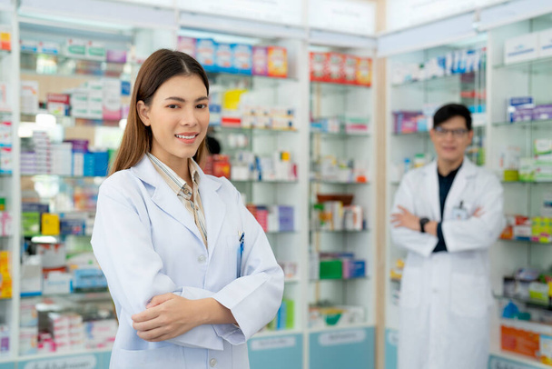 Asiatique pharmacienne femme en pharmacie magasin de son entreprise à vendre un médicament et une pharmacie - Photo, image