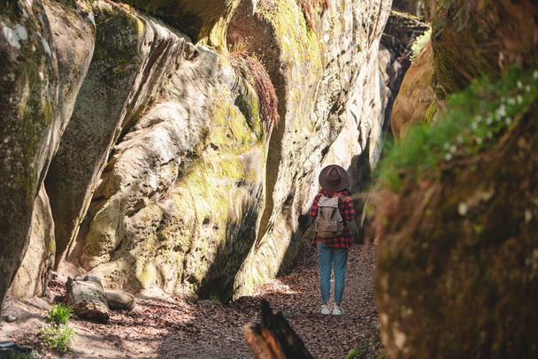 mujer excursionista con mochila caminando por sendero en cañón - Foto, imagen