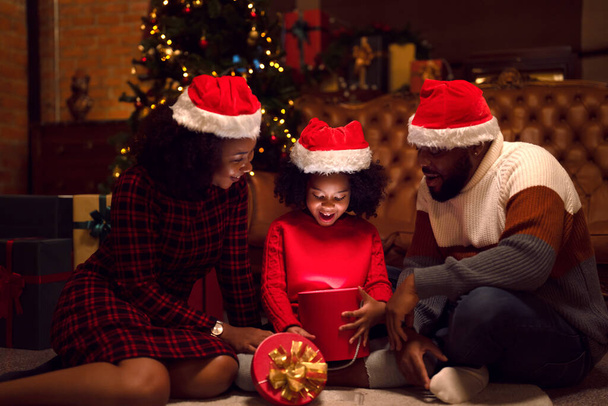 Famille américaine en 2023 fête du nouvel an et joyeux Noël avec 2023 numéro de texte à portée de main à leur domicile - Photo, image