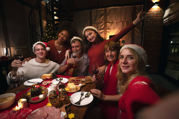 Stół z pieczonego indyka i żywności w wesołych świąt Bożego Narodzenia i noworoczne przyjęcie amerykańskiej rodziny w domu, członek rodziny cieszyć się domowej roboty grill turkry jadalnia togather w domu - Zdjęcie, obraz
