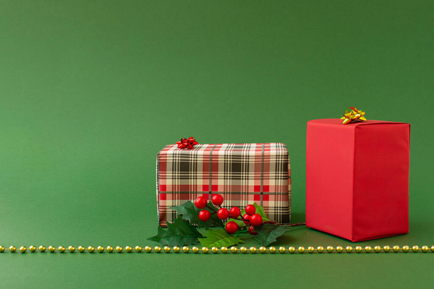 緑の背景に贈り物や休日の装飾とクリスマスの組成。メリークリスマス、新年、冬のコンセプト. - 写真・画像