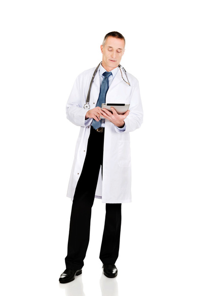 Ώριμα αρσενικά γιατρό, χρησιμοποιώντας μια ταμπλέτα - Φωτογραφία, εικόνα
