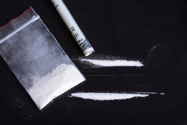 Kleine Plastiktüte mit weißem Pulver Drogen mit zwei Zeilen bereit für das Inhalieren von Drogenmissbrauch Person - Foto, Bild