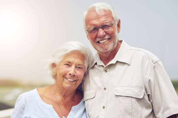 La vie ensemble - c'est juste mieux. Portrait d'un heureux couple de personnes âgées passant du temps ensemble à l'extérieur - Photo, image
