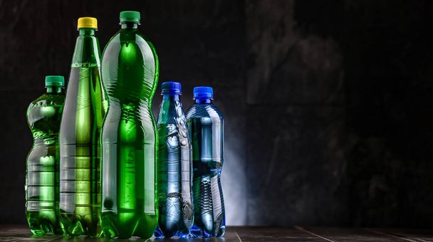 Πλαστικά μπουκάλια ανάμικτες αεριούχων ποτών. - Φωτογραφία, εικόνα