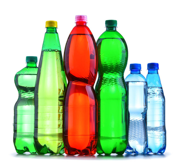Plastové láhve různých sycených nealkoholických nápojů izolovaných na bílém. - Fotografie, Obrázek