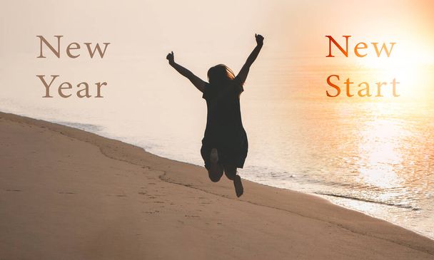2023 Ano Novo Novo Iniciar, mulher saudável chutar água espirrando ao nascer do sol. Relaxamento e tempo de vida feliz.  - Foto, Imagem