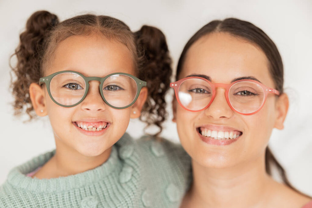 Retrato, madre e hijo con gafas para el cuidado de los ojos y la salud visual después de un examen ocular en el optometrista. Sonríe, mamá y el niño feliz usando anteojos o gafas con orgullo como una familia. - Foto, imagen