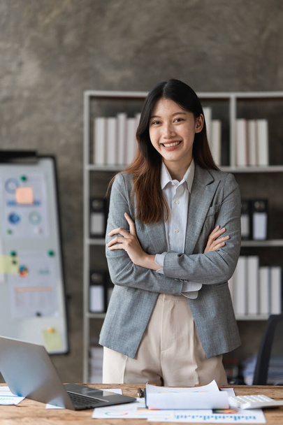 Intelligente donna d'affari asiatica sorridente allo spazio ufficio. immobiliare, avvocato, senza scopo di lucro, concetto di marketing. - Foto, immagini