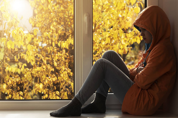 Estrés Problemas con los adolescentes. Deprimido triste infeliz estresado solitaria tristeza adolescente chica sentado en otoño ventana.  - Foto, imagen