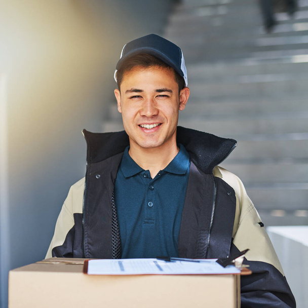 We guarantee a first-rate service. Portrait of a courier making a delivery in an office - 写真・画像