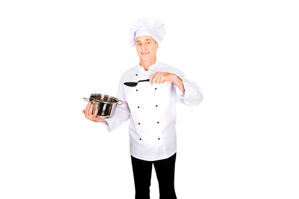 Şef onun çorba karıştırma beyaz üniformalı - Fotoğraf, Görsel