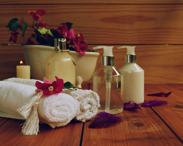 Cuarto de baño y spas, toallas, bañera sobre fondo de madera
 - Foto, imagen